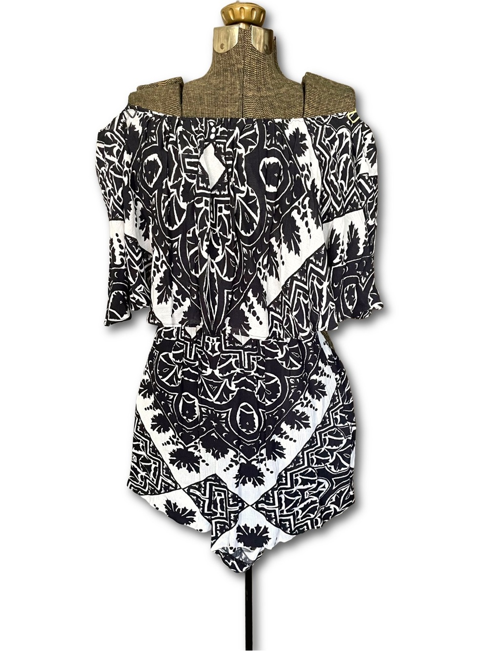 Alice + Olivia Off Shoulder Boho Romper Black White Baroque Batwing Flowy Resort